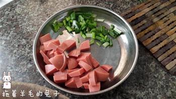 三文鱼火腿炒饭的做法步骤2