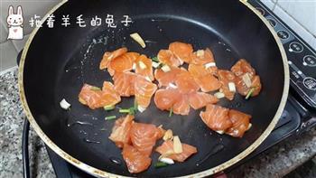 三文鱼火腿炒饭的做法步骤5