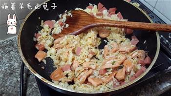 三文鱼火腿炒饭的做法步骤8