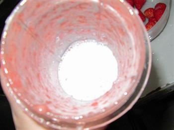 草莓奶昔的做法步骤7