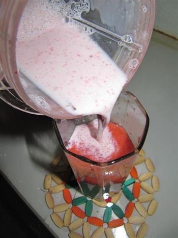 草莓奶昔的做法步骤9