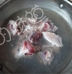 莲藕骨头汤的做法步骤2