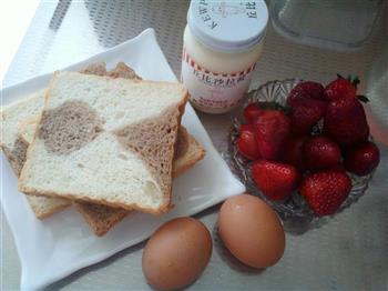 草莓鸡蛋三明治的做法步骤1