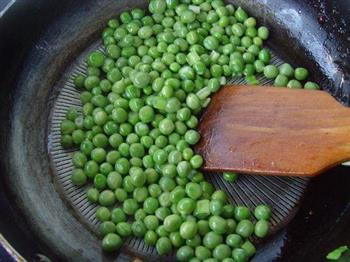 腊肠炒豌豆的做法步骤2