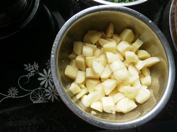 豌豆香肠焖就米饭的做法步骤1