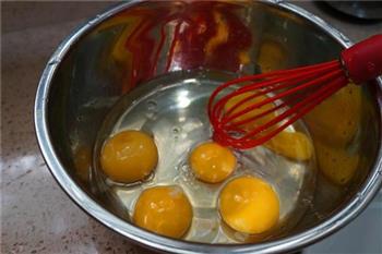 桃胶雪莲子奶炖蛋的做法步骤2
