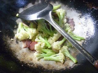 白米苋腊肉炒花菜的做法步骤4