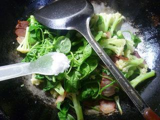 白米苋腊肉炒花菜的做法步骤6