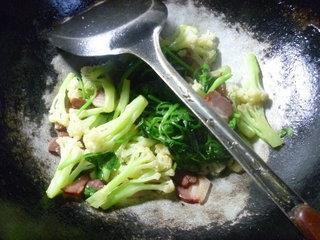 白米苋腊肉炒花菜的做法步骤8