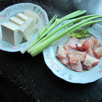 豆腐煮鱼的做法图解1