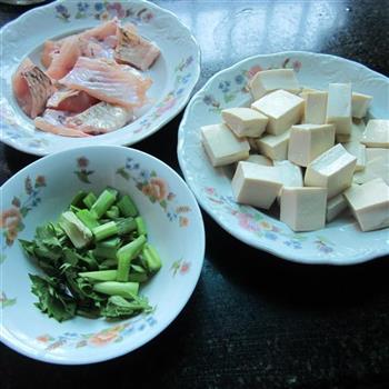 豆腐煮鱼的做法图解2