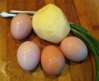 土豆丝鸡蛋饼的做法图解1