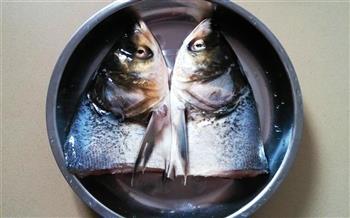天麻川弓白芷鱼头汤的做法图解1