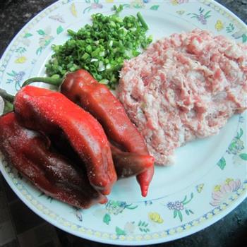 红辣椒酿肉的做法图解2