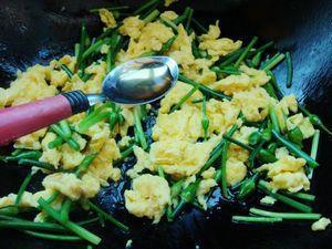 韭苔炒鸡蛋的做法步骤5