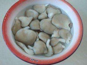 韭苔炒平菇的做法图解1