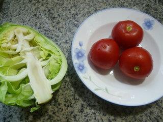 番茄炒牛心菜的做法步骤1