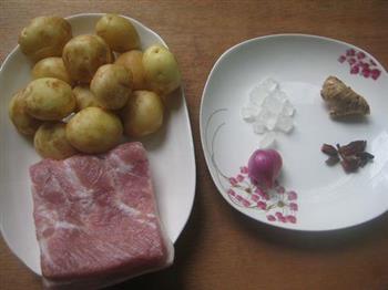 小土豆红烧肉的做法步骤1