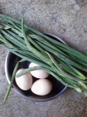 洋葱叶煎鸡蛋的做法步骤1