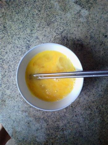 洋葱叶煎鸡蛋的做法步骤3