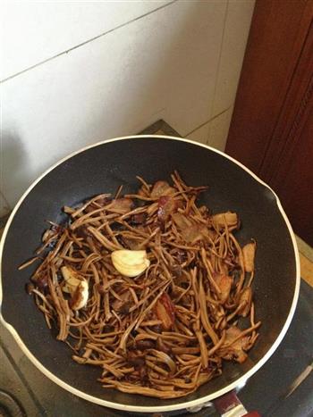 茶树菇炒腊肉的做法步骤3