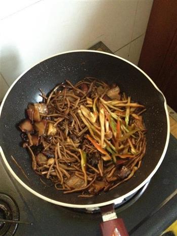 茶树菇炒腊肉的做法步骤5