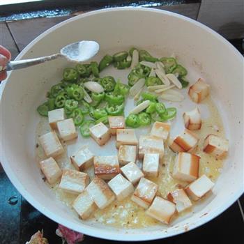 煎炒豆腐丁的做法步骤5