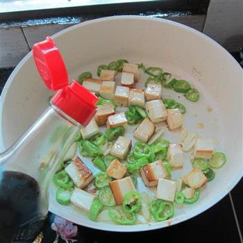 煎炒豆腐丁的做法步骤7