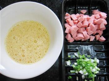 杂蔬火腿蛋炒饭的做法步骤2
