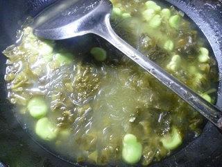 蚕豆酸菜粉丝汤的做法步骤9