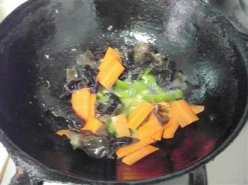 黑木耳口蘑炒鸡丁的做法步骤8