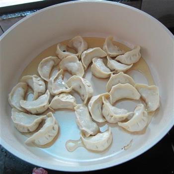 陶瓷锅煎饺子的做法图解2