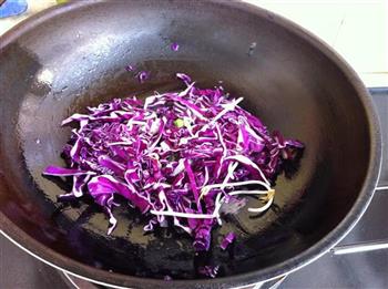 紫甘蓝炒米饭的做法步骤2