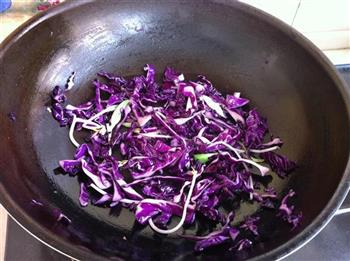 紫甘蓝炒米饭的做法步骤3