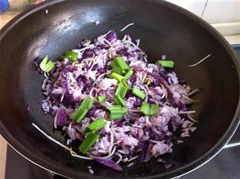 紫甘蓝炒米饭的做法步骤7