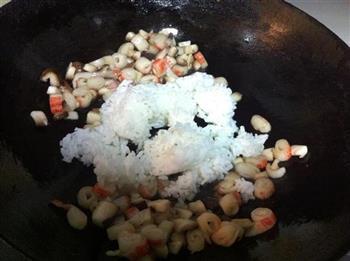 香菇海鲜炒饭的做法步骤4