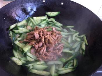 银耳黄瓜炒肉的做法步骤7