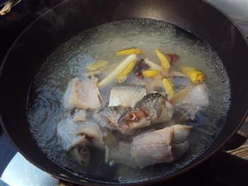 野山椒梭鱼汤的做法步骤11