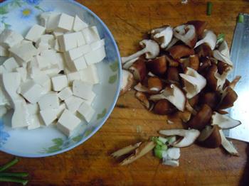 豆腐香菇汤的做法图解2