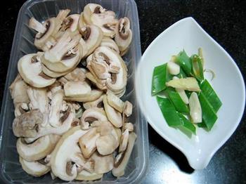 蘑菇炒肉片的做法步骤2