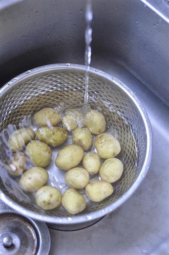 香煎孜然小土豆的做法步骤3