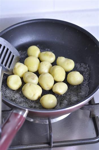 香煎孜然小土豆的做法步骤6