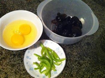 胡萝卜木耳炒鸡蛋的做法步骤2