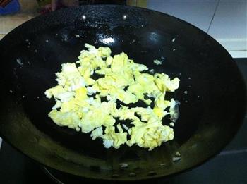 胡萝卜木耳炒鸡蛋的做法步骤3