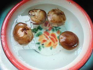 香菇炒荷兰豆的做法步骤2