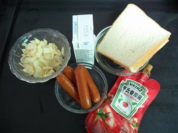 番茄酱热狗肠烤面包的做法步骤1