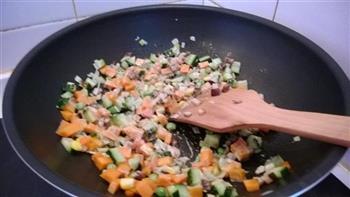 五彩沙拉蛋炒饭的做法步骤4