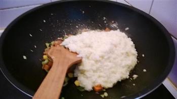 五彩沙拉蛋炒饭的做法步骤5