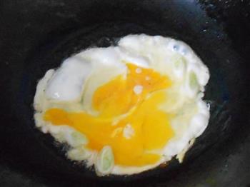 蒲公英炒鸡蛋的做法图解3