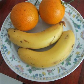 橙子香蕉汁的做法图解1